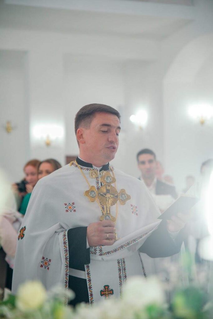 Дорогий отче Андрію, щиро вітаємо Вас з 15-ю річницею священства!